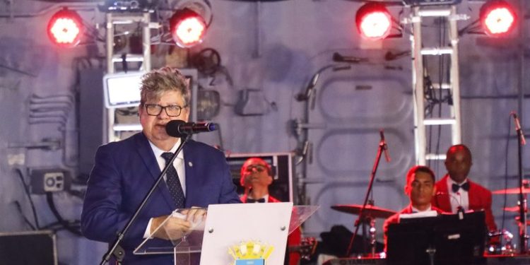 João Azevêdo visita navio Atlântico e destaca investimentos no Porto de Cabedelo