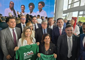 Ao lado de Lula, João Azevêdo participa de anúncio de implantação de novos institutos federais na Paraíba