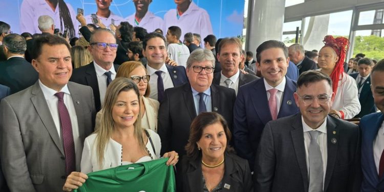 Ao lado de Lula, João Azevêdo participa de anúncio de implantação de novos institutos federais na Paraíba