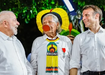 Cacique Raoni recebe honraria de Macron e pede demarcações a Lula