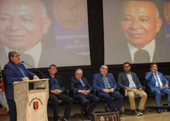 João Azevêdo prestigia lançamento de livro de Guarany Marques Viana e destaca legado deixado pelo professor
