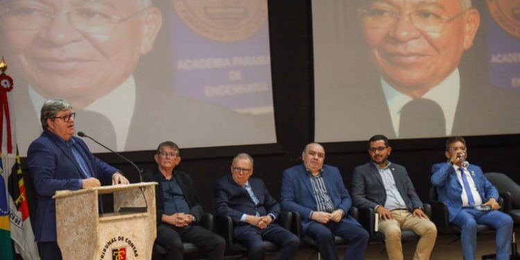 João Azevêdo prestigia lançamento de livro de Guarany Marques Viana e destaca legado deixado pelo professor