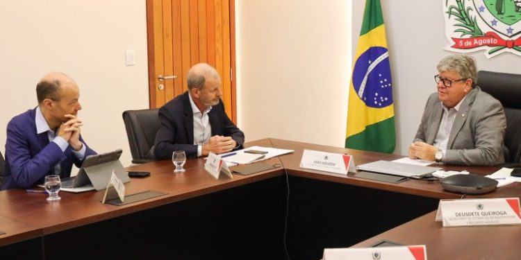 João Azevêdo destaca investimentos em segurança hídrica em reuniões com Banco Mundial e ANA