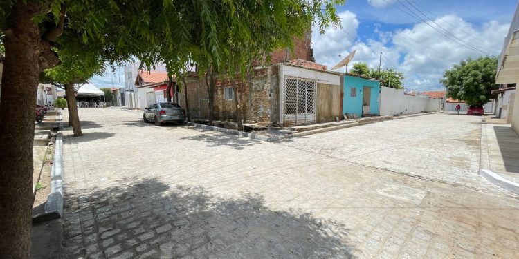 Patos: Moradores comemoram a conclusão de calçamento no bairro Novo Horizonte