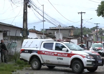 Construções irregulares em área de preservação são demolidas, no Porto do Capim