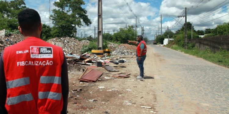 Emlur intensifica fiscalização de descarte irregular de resíduos da construção civil