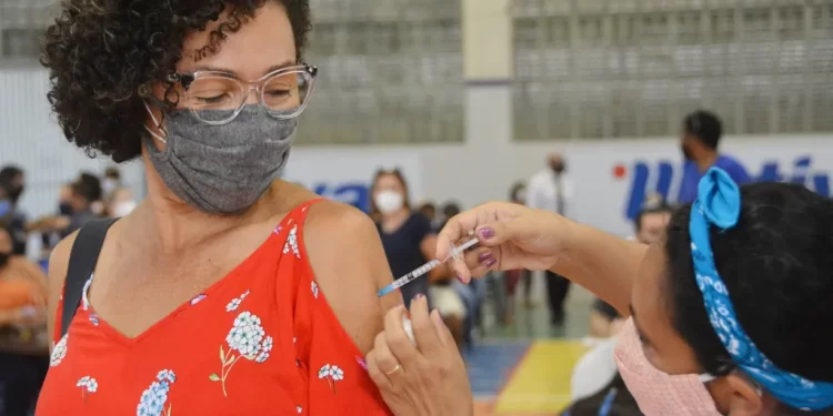 Professores de escolas públicas e privadas podem receber o imunizante que protege contra Influenza