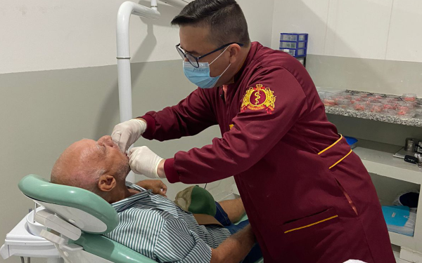 Secretaria de Saúde de Cajazeiras entrega próteses e kits de higiene oral no CEO