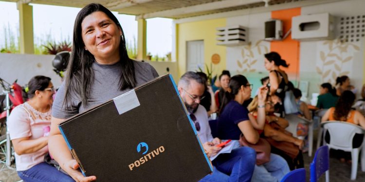 Secretaria de Educação de Campina Grande realiza a entrega de 70 notebooks aos novos profissionais da Rede Municipal