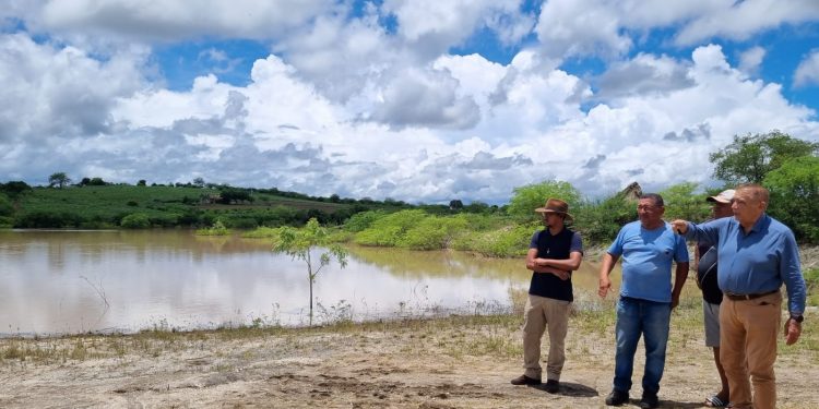Barragens construídas pela Prefeitura transbordam e euforia toma conta de moradores da zona rural de Campina Grande