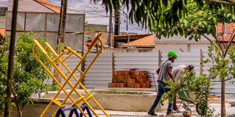 Praça do bairro Palmeira Imperial passa por serviços de acabamento e entrega está prevista para abril