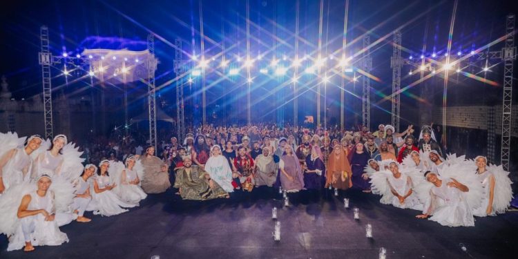 Emoção marca última apresentação do espetáculo Paixão de Cristo