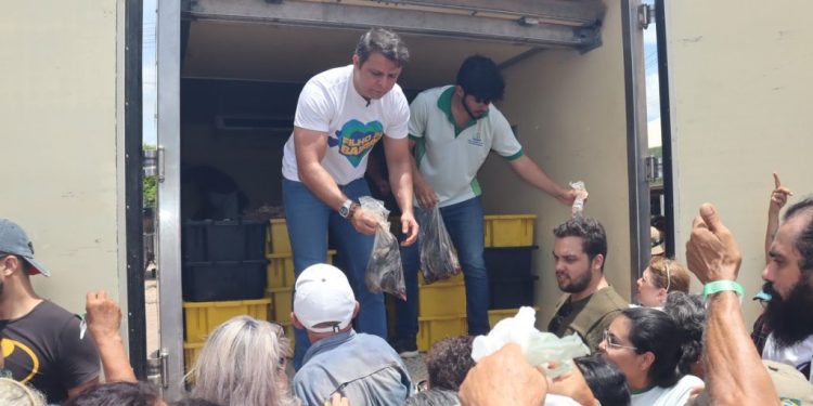 Parlamentar de João Pessoa compra 2 toneladas de peixes e beneficia mil famílias