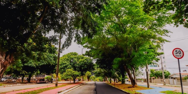 Cícero Lucena inspeciona início do asfaltamento do Parque das Três Ruas, que terá binário para melhorar a mobilidade urbana