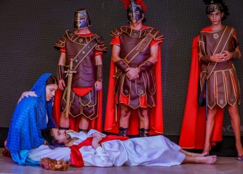 Público se emociona na encenação da Paixão de Cristo com autistas e T21 que participam de projetos da Prefeitura