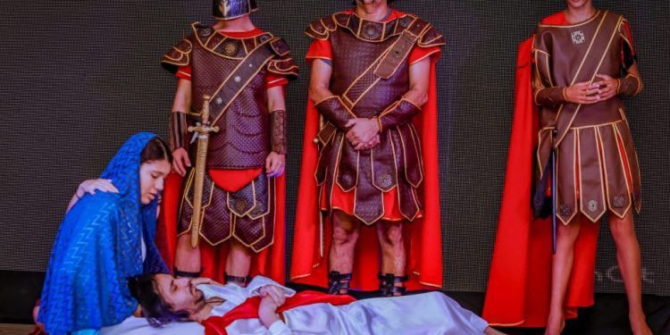 Público se emociona na encenação da Paixão de Cristo com autistas e T21 que participam de projetos da Prefeitura