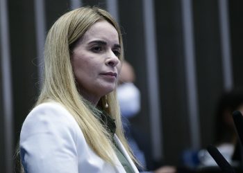Ao se agachar para criticar Veneziano, Daniella deixa à mostra quem realmente é