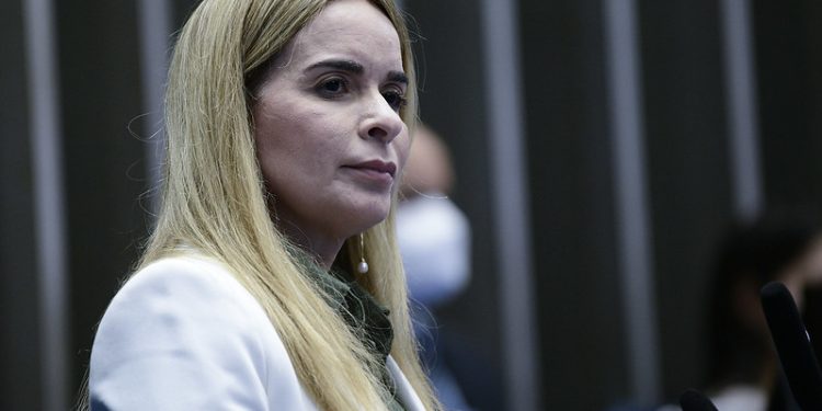 Ao se agachar para criticar Veneziano, Daniella deixa à mostra quem realmente é