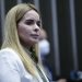 Ao se agachar para criticar Veneziano, Daniella deixa à mostra quem realmente é