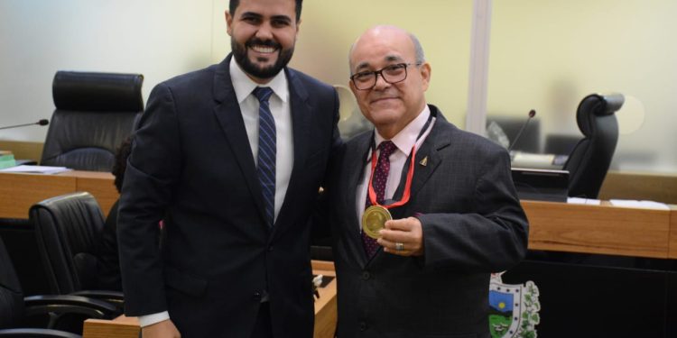 ALPB concede medalha Epitácio Pessoa ao desembargador Roberto Wanderley Nóbrega