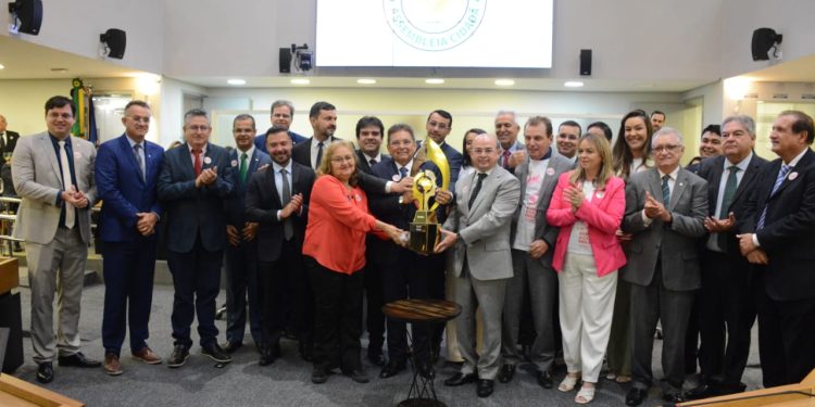 ALPB recebe prêmio Assembleia Cidadã durante Sessão Solene