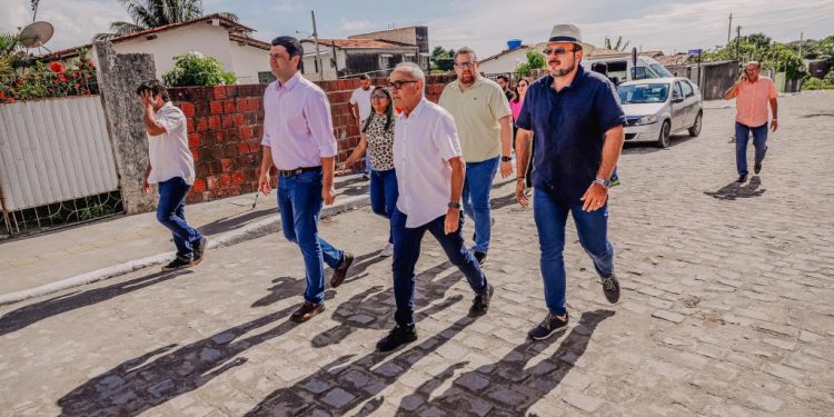 Cícero Lucena entrega 35 ruas pavimentadas e estruturadas pela Prefeitura em 21 bairros