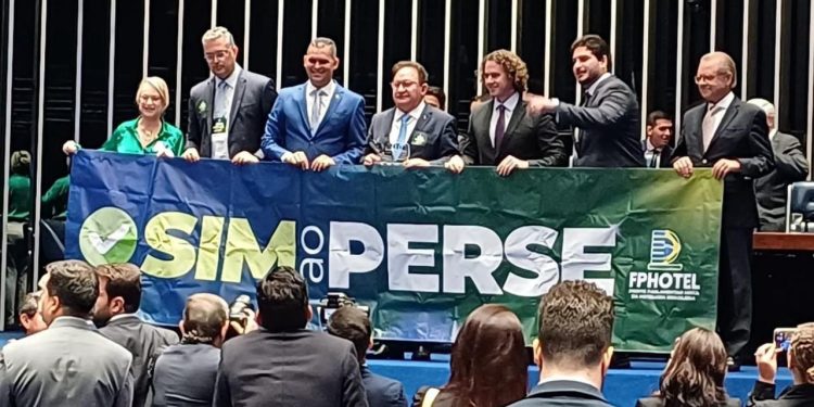 Após comandar debate do Perse no Senado, Veneziano diz que “grande mobilização” levou governo a manter benefícios do setor de eventos