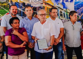 Cícero Lucena autoriza obras de pavimentação em mais sete ruas e anuncia a construção de uma nova maternidade