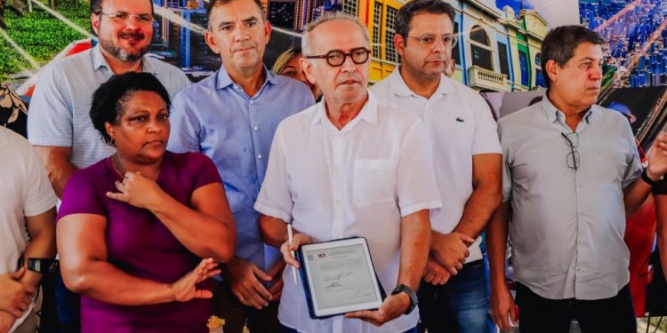 Cícero Lucena autoriza obras de pavimentação em mais sete ruas e anuncia a construção de uma nova maternidade