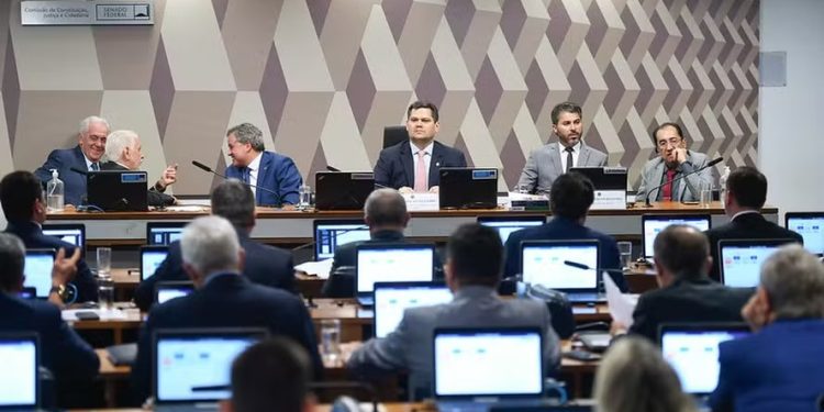 CCJ do Senado aprova PEC que criminaliza posse de qualquer quantidade de droga