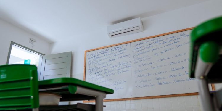 Mais de 400 salas já foram climatizadas nas escolas de creches de Campina Grande