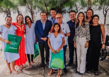 Prefeito entrega cadeiras de rodas e enxovais e anuncia municipalização do Instituto Cândida Vargas