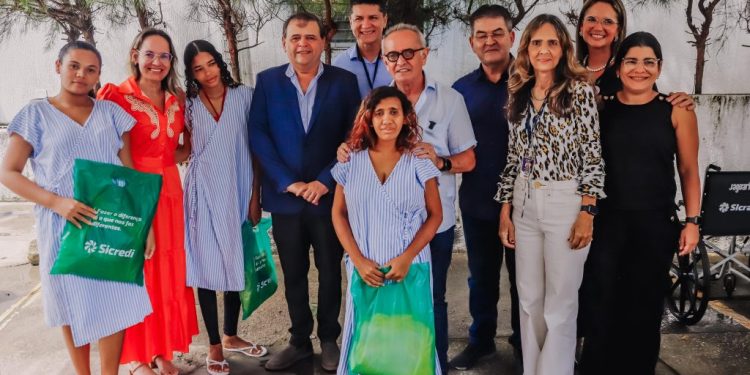 Prefeito entrega cadeiras de rodas e enxovais e anuncia municipalização do Instituto Cândida Vargas