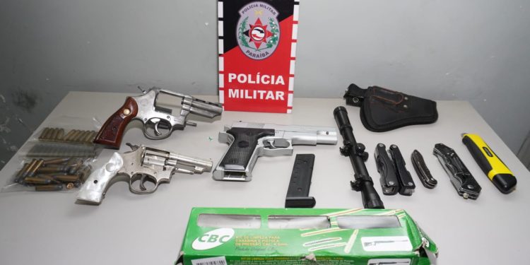 PM apreende estudante de 15 anos com armas, munições e canivetes em escola de Sapé