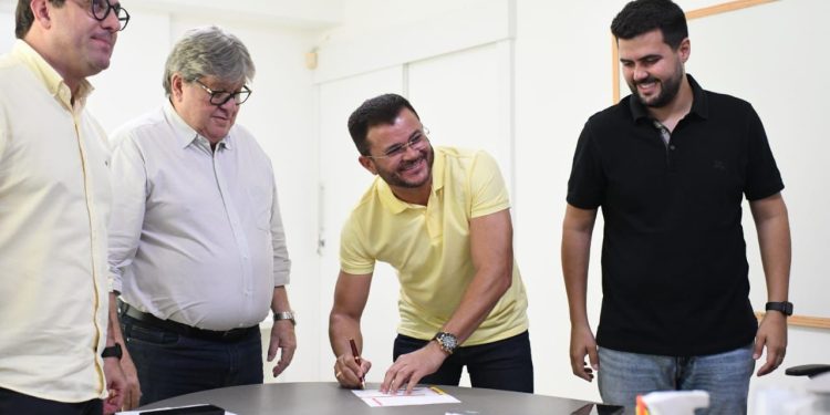 Candidatos à reeleição, prefeitos de Tavares e São Domingos se filiam ao PSB