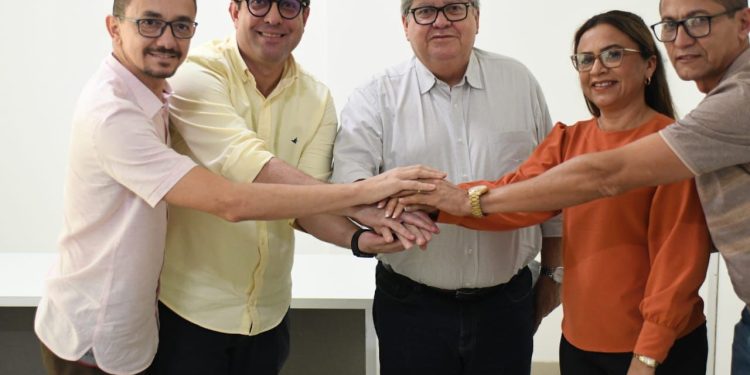 Candidatos à reeleição, prefeitos de Tavares e São Domingos se filiam ao PSB