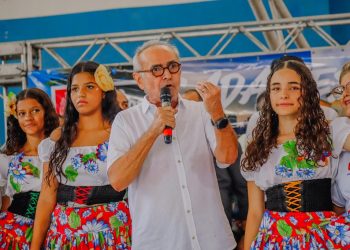 Cícero Lucena autoriza o início das obras de reconstrução da Escola Chico Xavier