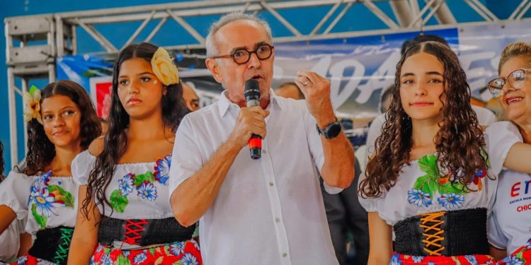 Cícero Lucena autoriza o início das obras de reconstrução da Escola Chico Xavier