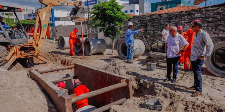 Cícero Lucena inspeciona obras de drenagem profunda, pavimentação e asfalto, e projeta conclusão para maio
