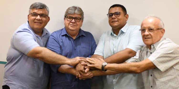 Prefeito e pré-candidato a prefeito de Caaporã deixam União Brasil e se filiam ao PSB