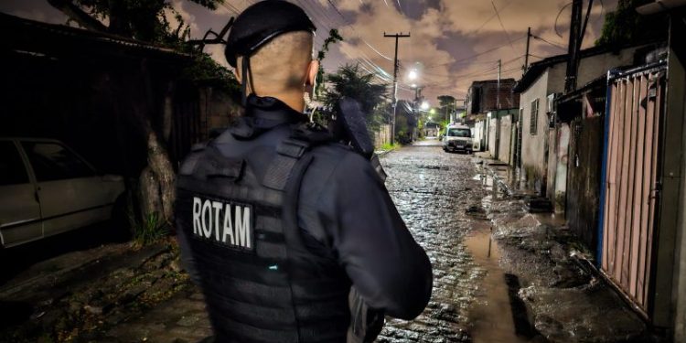Polícia Militar prende mais de 160 suspeitos e apreende 24 armas de fogo no fim de semana