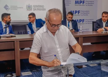 Cícero Lucena assina TAC que insere João Pessoa em programa para medidas de proteção marinha