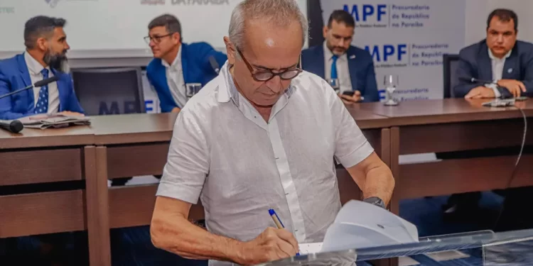 Cícero Lucena assina TAC que insere João Pessoa em programa para medidas de proteção marinha