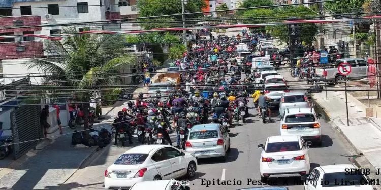 Motociclistas e motoristas de transporte por aplicativo fazem protesto em João Pessoa