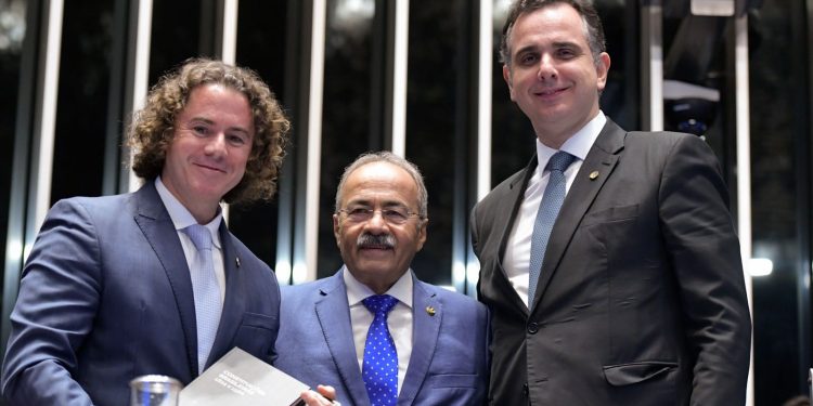Veneziano celebra os 200 anos do Senado Federal destacando o papel da Casa para o fortalecimento da democracia