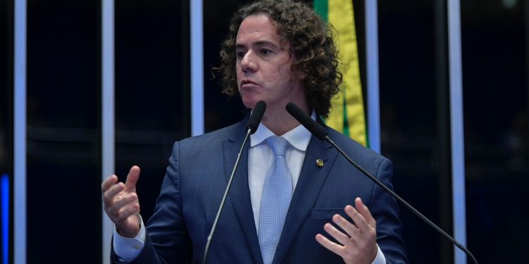 Veneziano celebra os 200 anos do Senado Federal destacando o papel da Casa para o fortalecimento da democracia