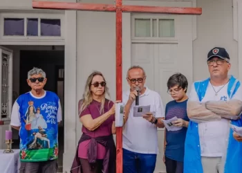 Prefeito faz percurso da Via Sacra e destaca sentimento de renovação da fé e devoção na Sexta-feira da Paixão