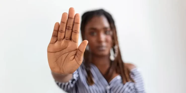 A cada 24 horas, ao menos oito mulheres são vítimas de violência