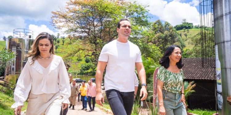 Vice-governador visita Engenho Triunfo, em Areia, e presta solidariedade após incêndio