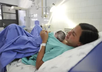 Nascimentos no Brasil atingem em 2022 menor patamar em 45 anos